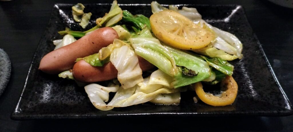 ウインナー、キャベツ、レモンの野菜炒め